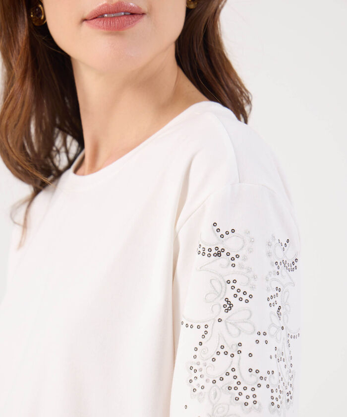 Camiseta Unicolor Con Bordado En Mangas 