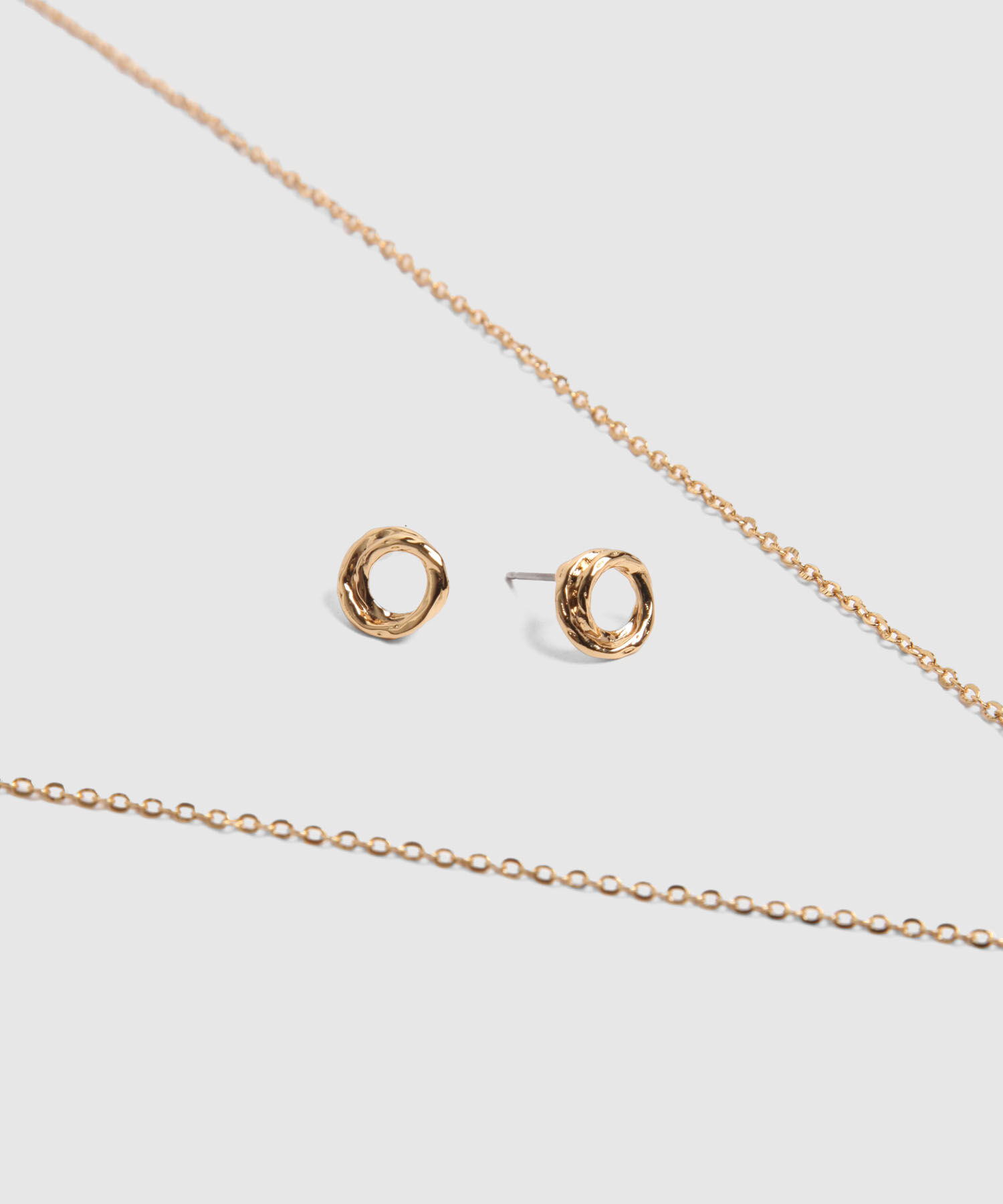 Set Dorado De Collar Y Aretes Con Aros Texturizados 