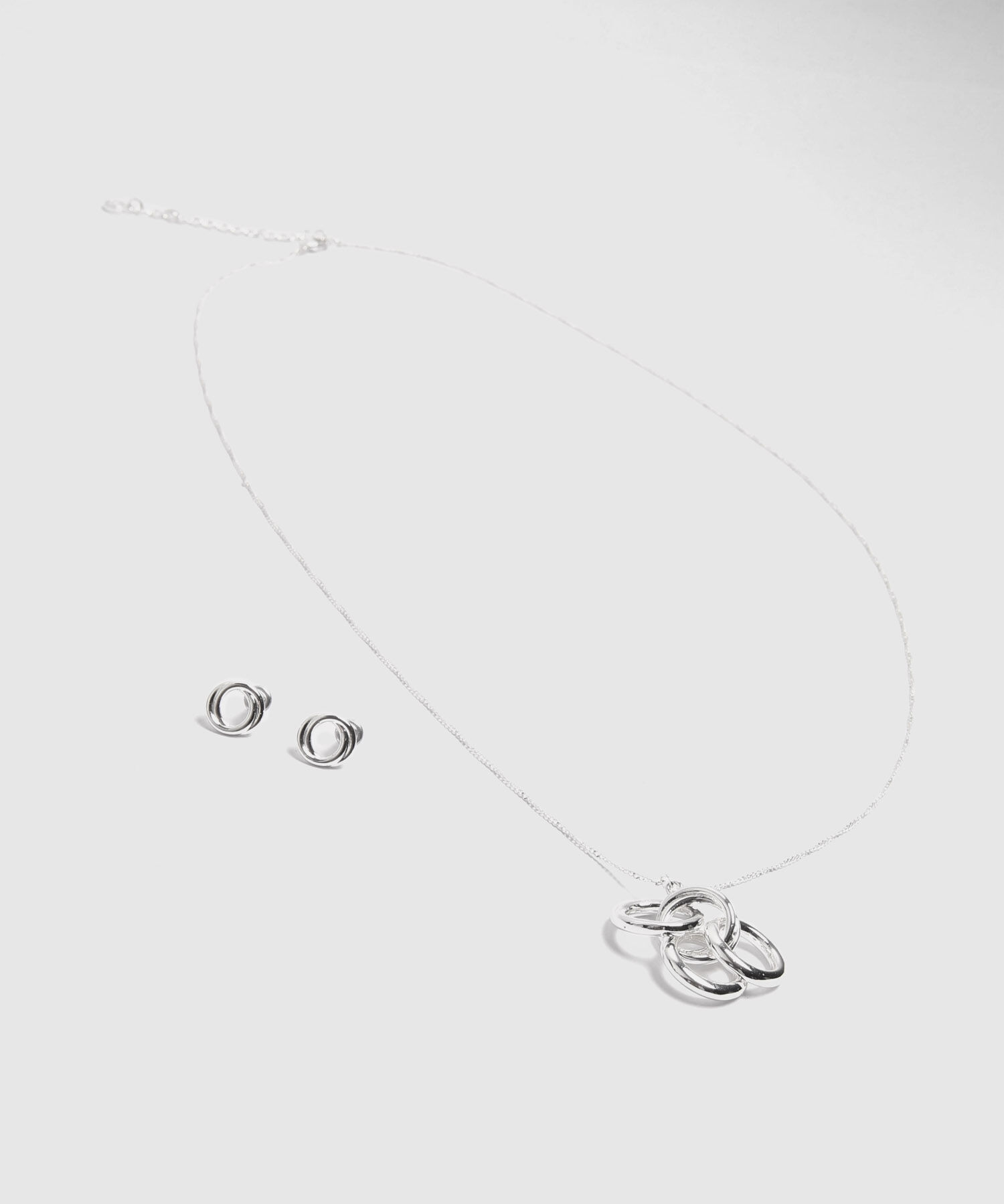 Set Plateado Con Collar Y Aretes De Aros Entrelazados