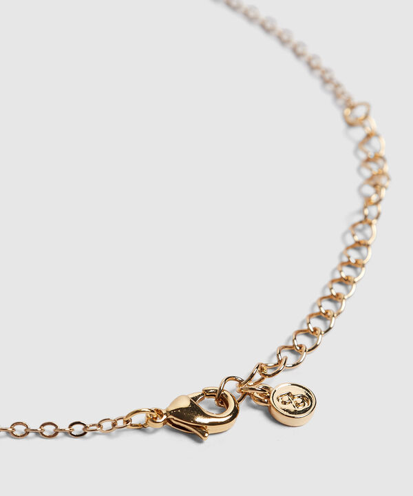 Set de accesorios dorados con perlas