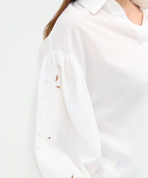 Blusa con Bordado en Mangas image number null