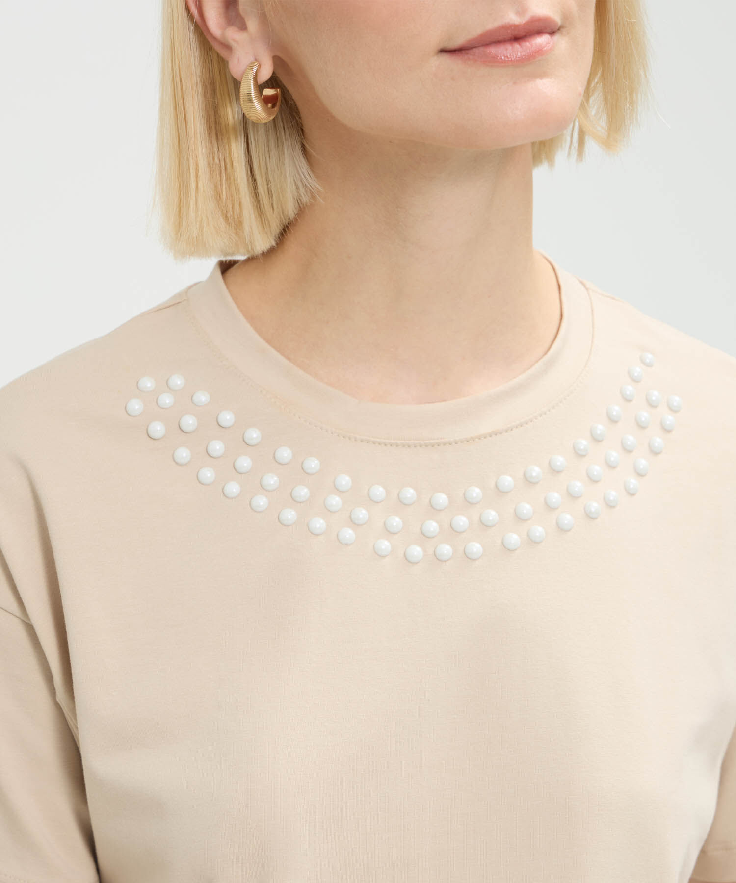 Camiseta Unicolor Con Cuello Perlado