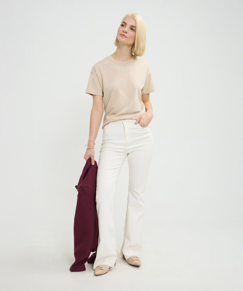 Camiseta Unicolor Con Cuello Perlado