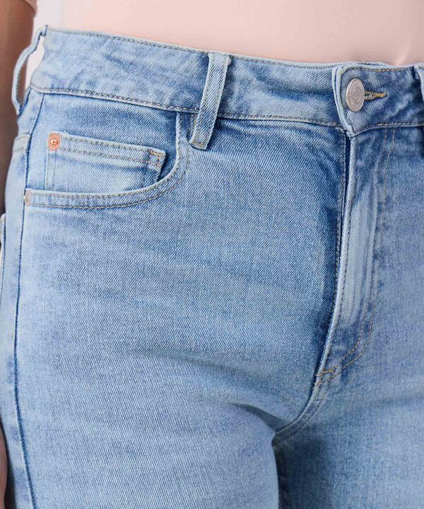 Jeans Slim Tono Azul Claro 