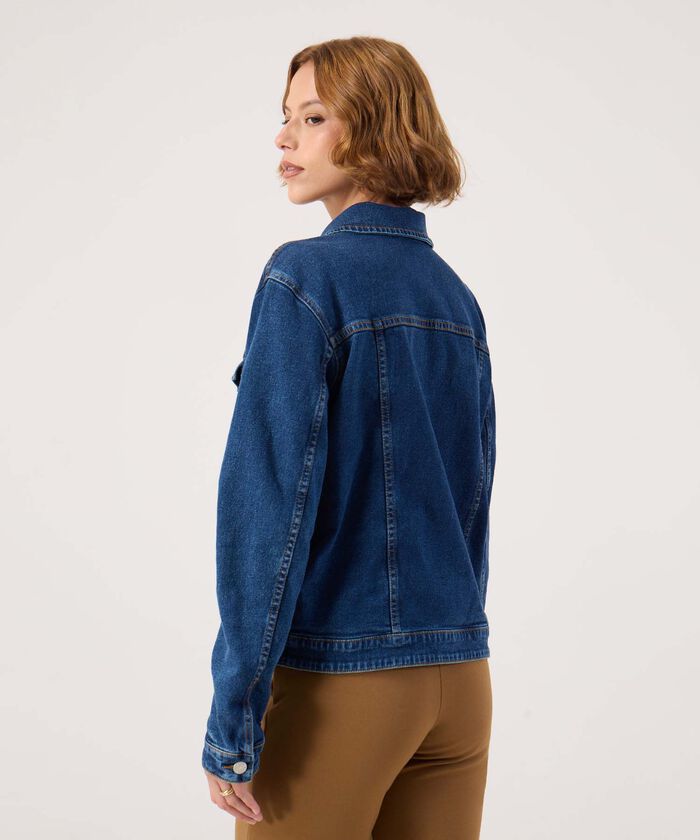 Chaqueta trucker en tono azul oscuro 