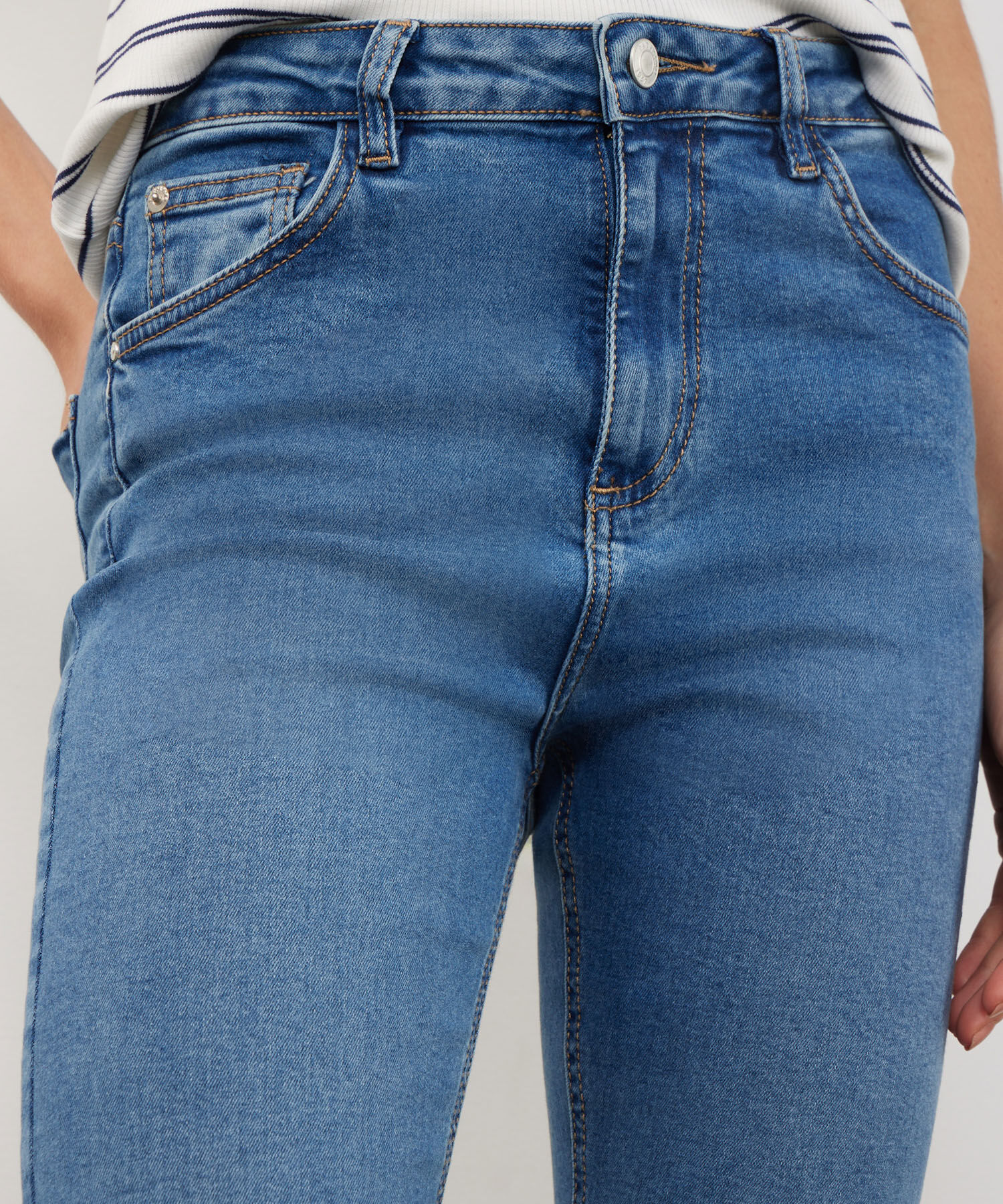 Jean Cropped Flare Tono Medio