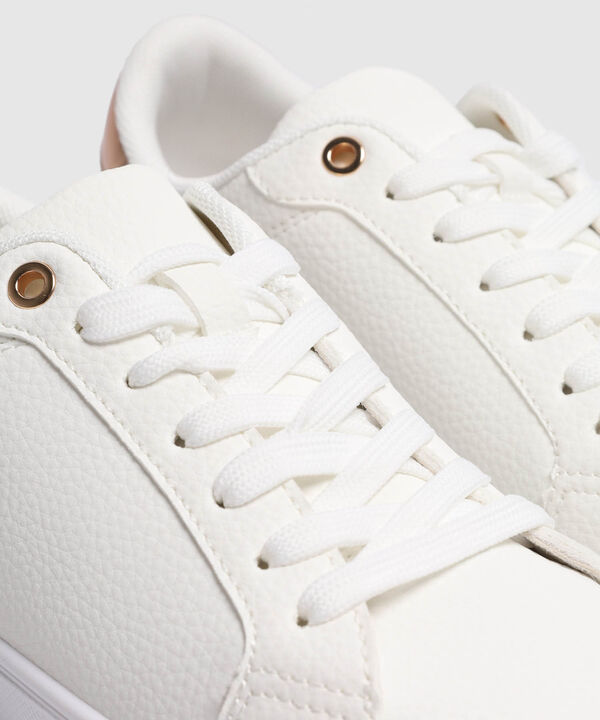 Tenis Urbanos Con Detalle Posterior