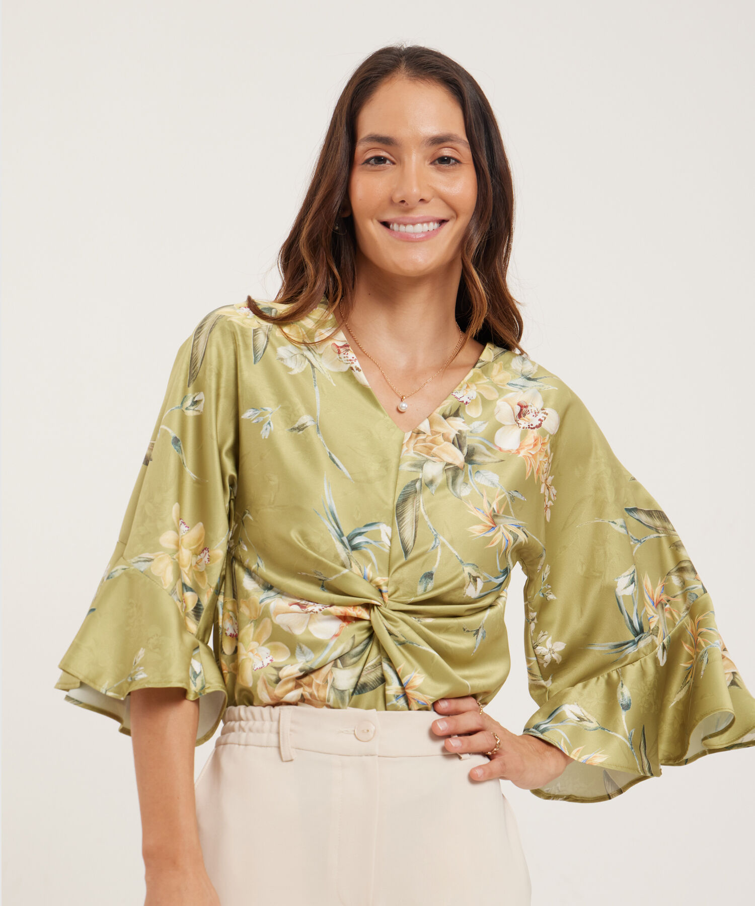 Blusa Con Escote En V, Mangas Con Volado Y Entorchado En Centro Frente