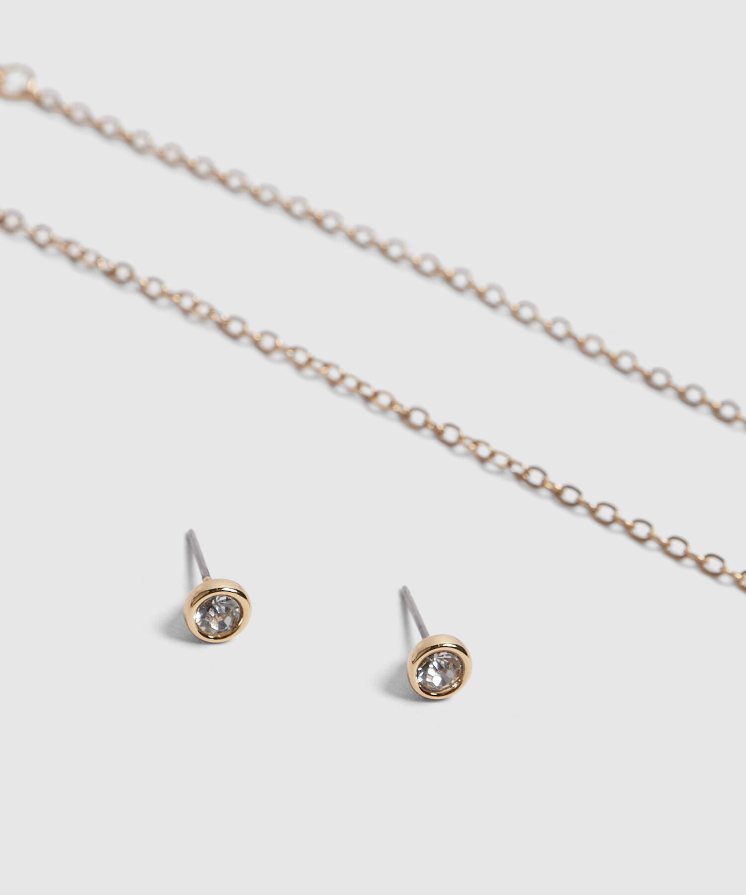 Set de accesorios dorados con perlas