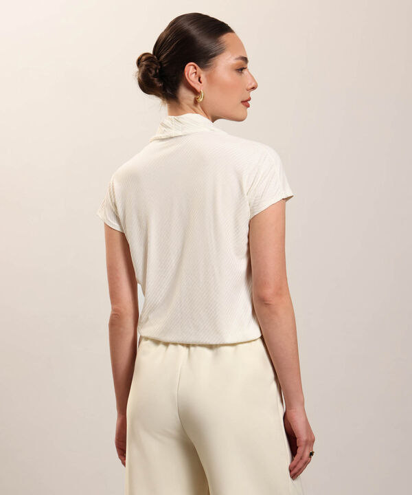 Camistea Texturizada Cuello V