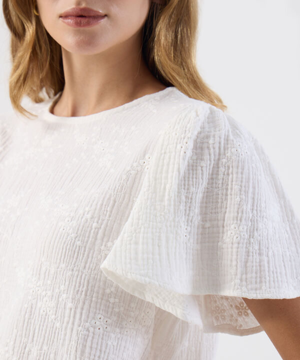 Blusa Mujer Texturizada Con Manga Corta Volante