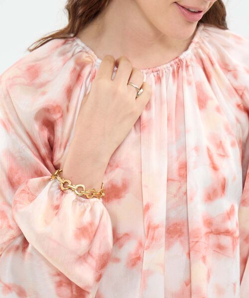 Blusa estampada con pu&ntilde;os encauchados para mujer image number null