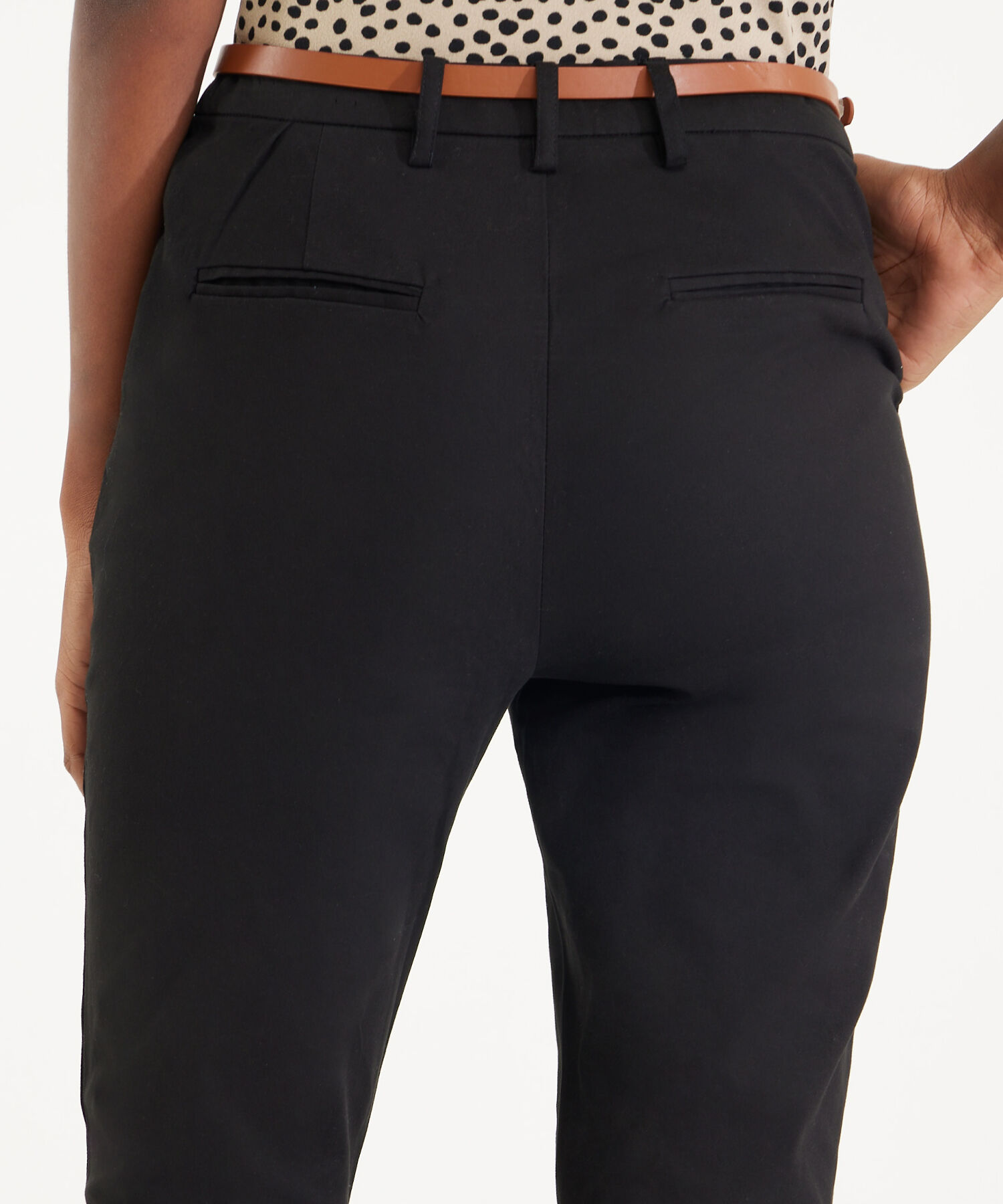 Pantalón Chino Unicolor Con Cinturón