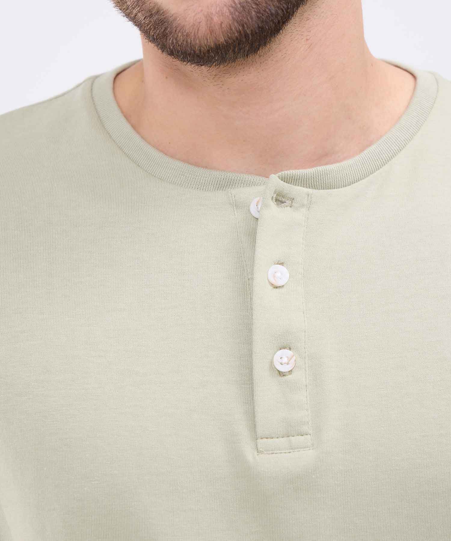 Camiseta Unicolor Cuello Henley Para Hombre