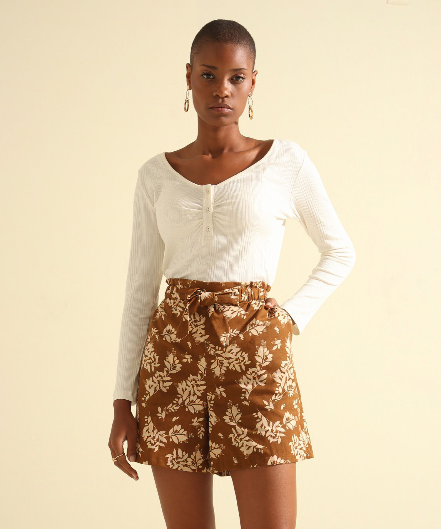 Bermuda Estampada Con Elástico En Pretina, Cinturón Para Anudar Y Bolsillos Laterales