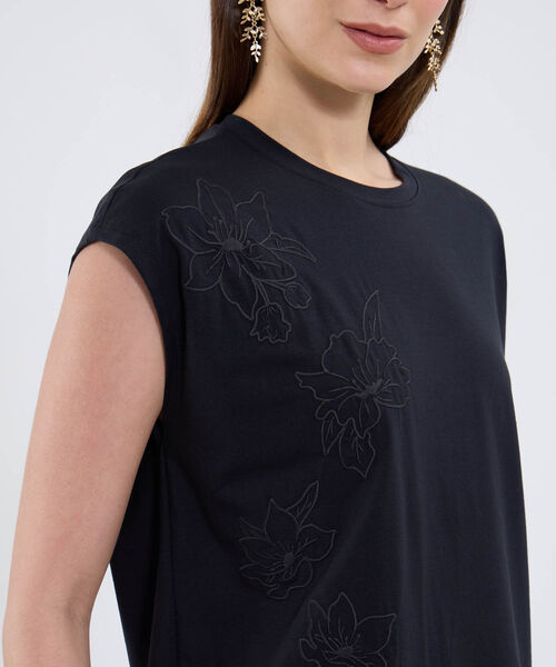 Camiseta Unicolor Con Bordado image number null