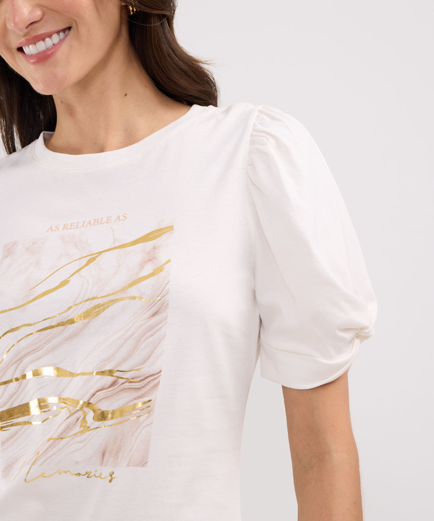 Camiseta Escote Redondo Con Detalle En Manga Y Estampado Screen En Frente