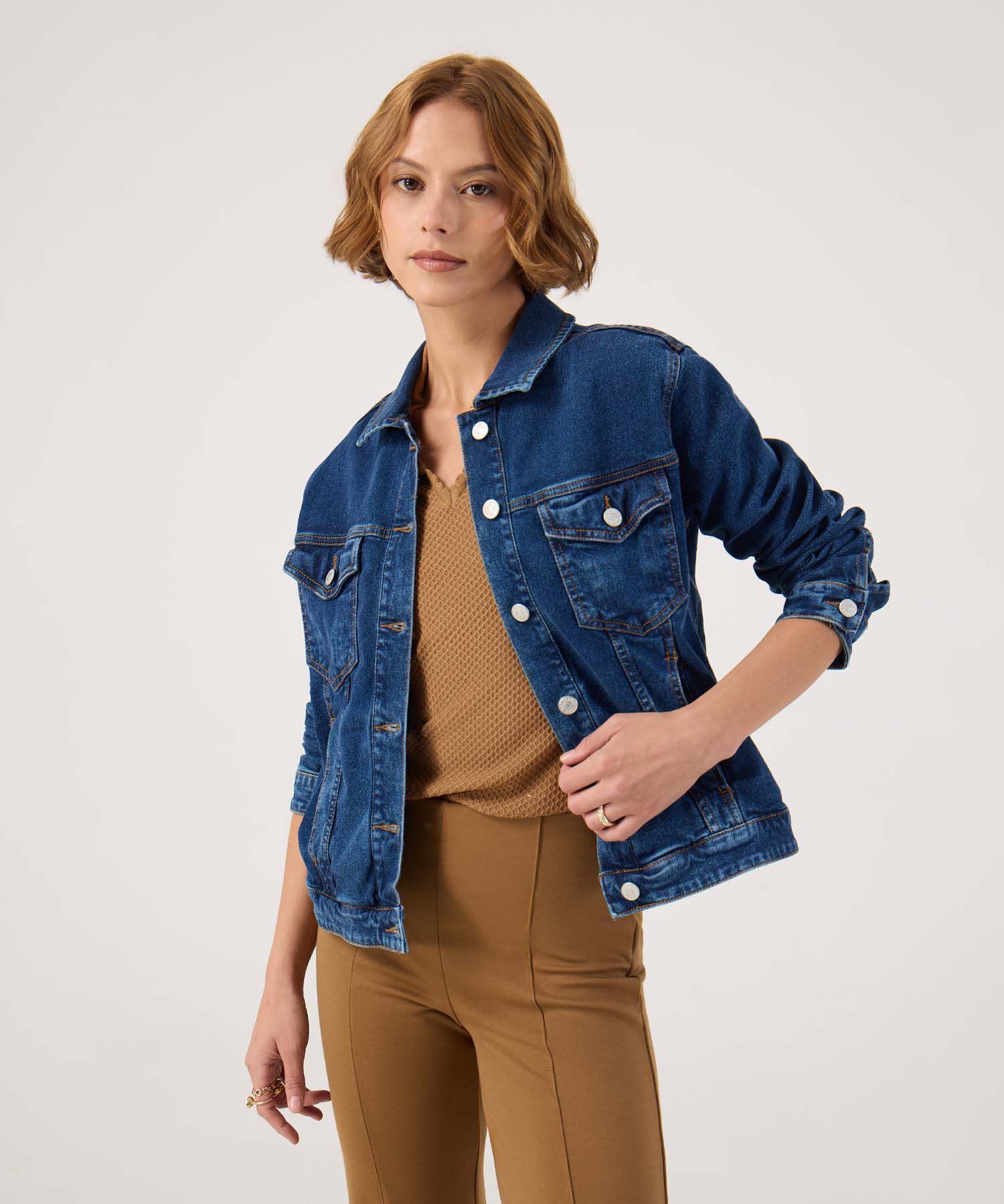 Chaqueta trucker en tono azul oscuro 