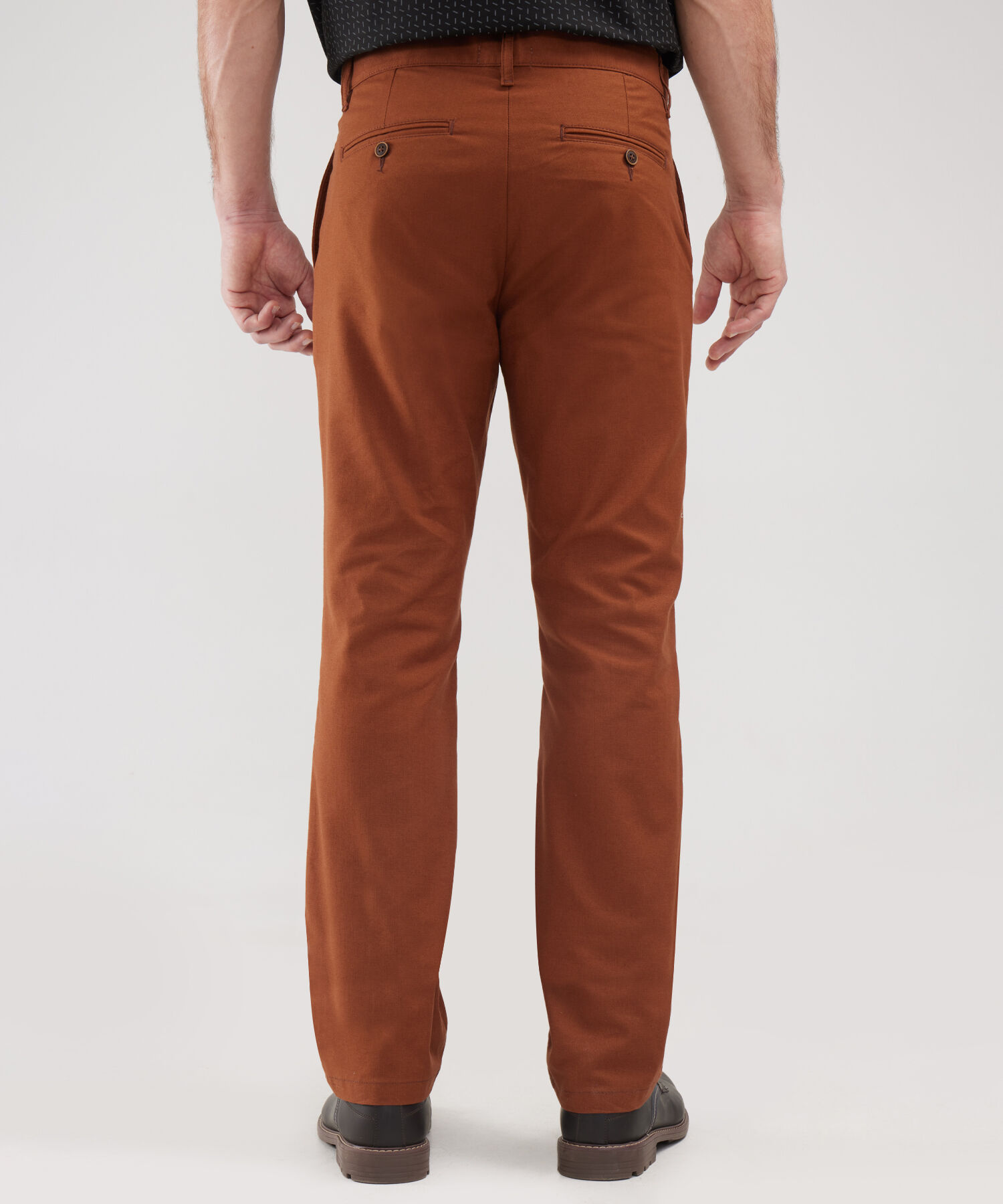 Pantalon Bolsillos Laterales Internos Y De Ribete Atras