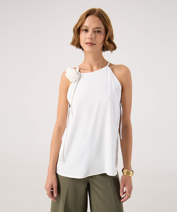 Blusa unicolor con detalle en hombro 