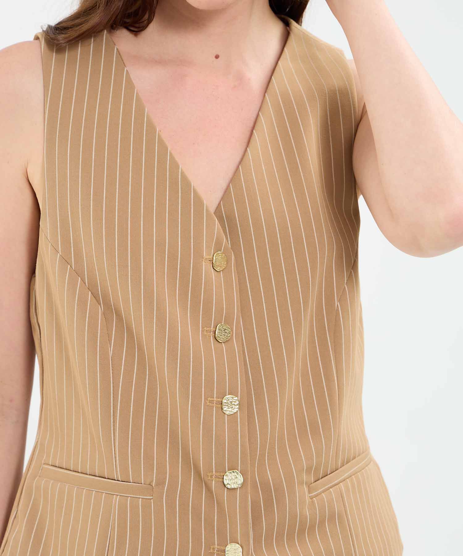 Chaleco estampado con botones martillados para mujer