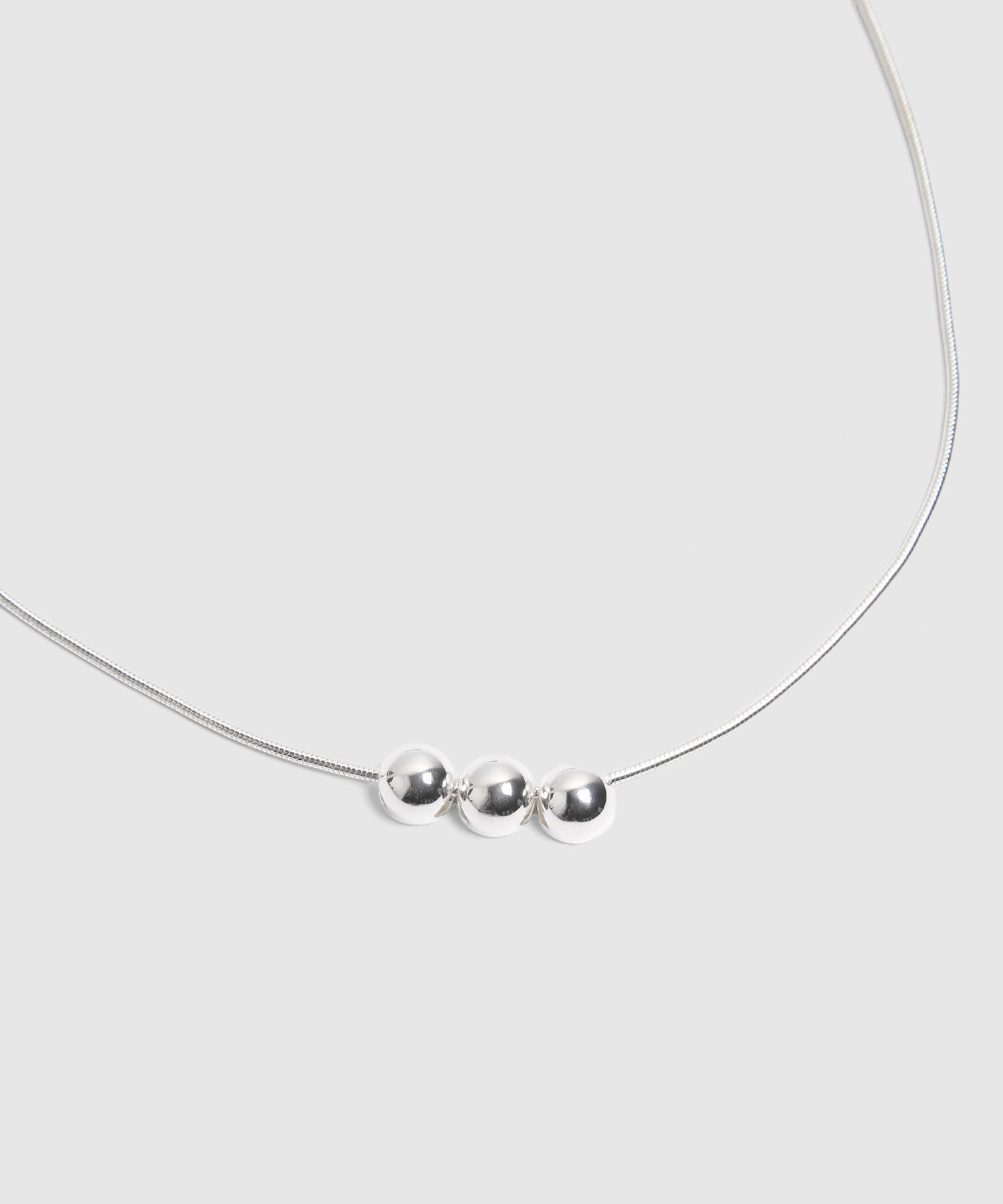Collar Plateado Con Esferas Met&aacute;licas 