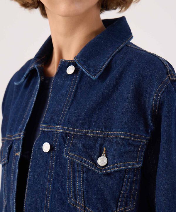 Chaqueta trucker en tono azul oscuro 