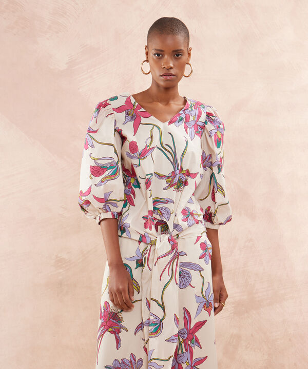 Blusa Manga Tres Cuartos Estampada, Con Cinturon Envolvente En Cintura.