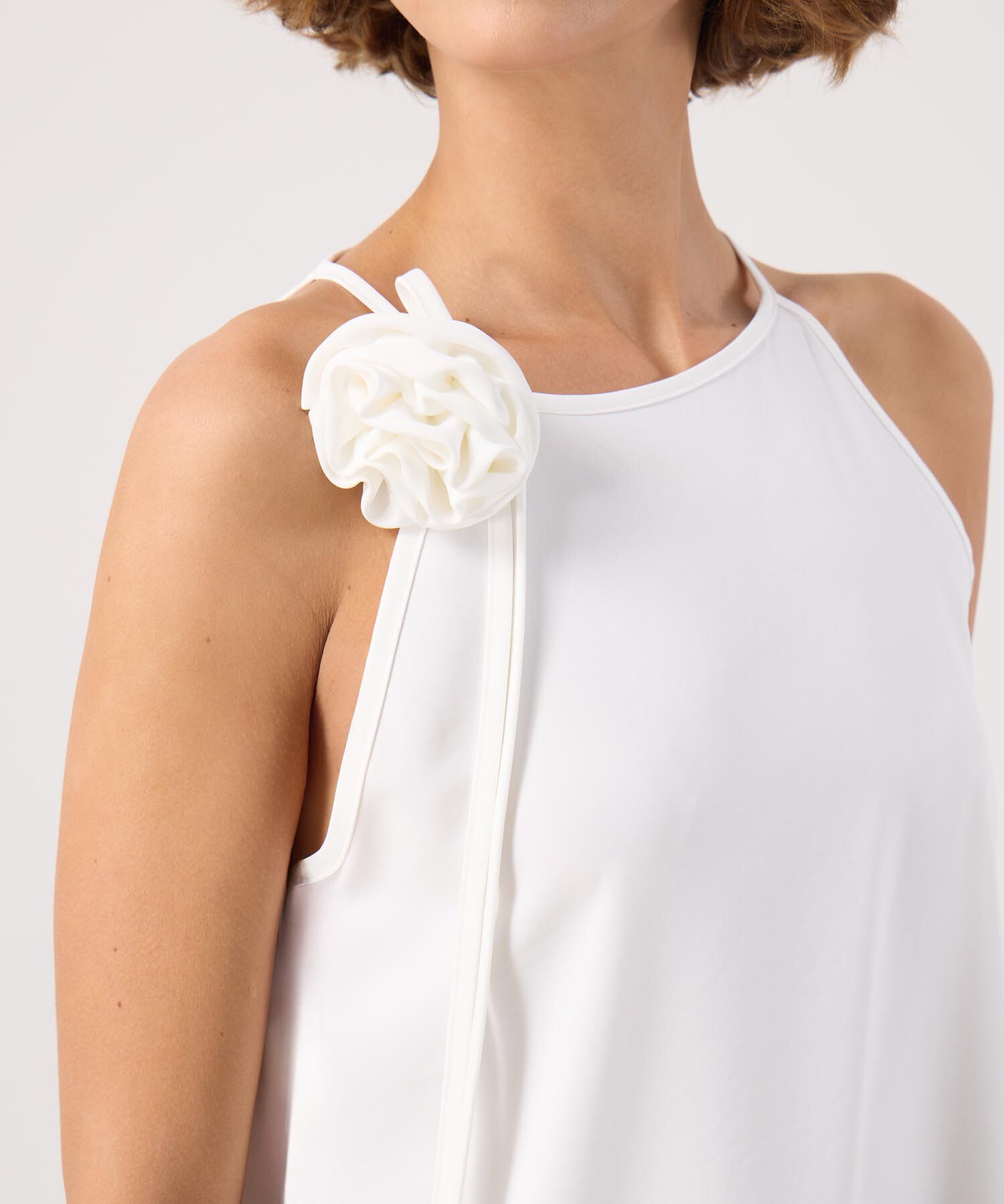 Blusa unicolor con detalle en hombro 