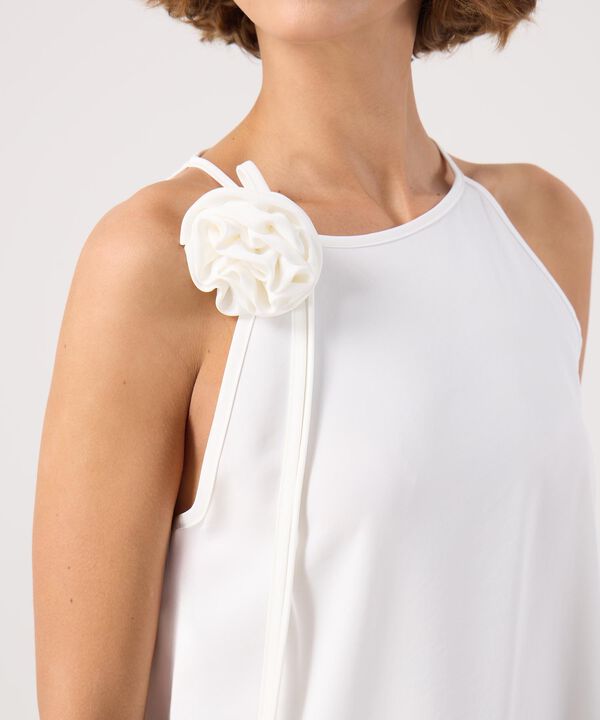Blusa unicolor con detalle en hombro 