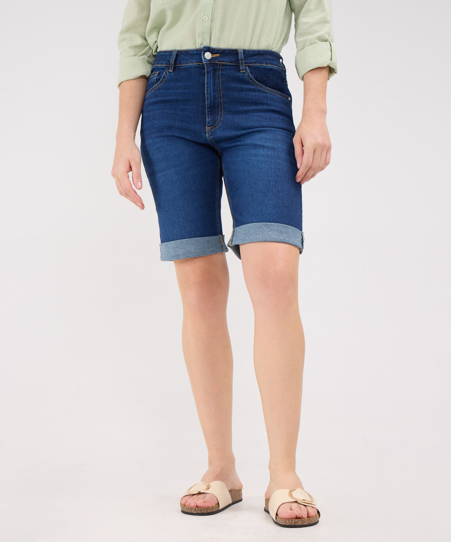 Bermuda Larga Con Roll Up Tono Azul Oscuro