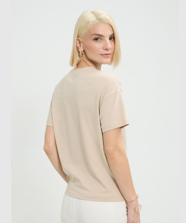 Camiseta Unicolor Con Cuello Perlado