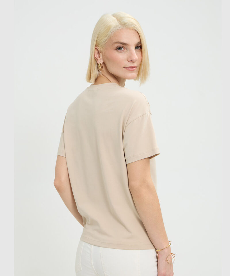 Camiseta Unicolor Con Cuello Perlado