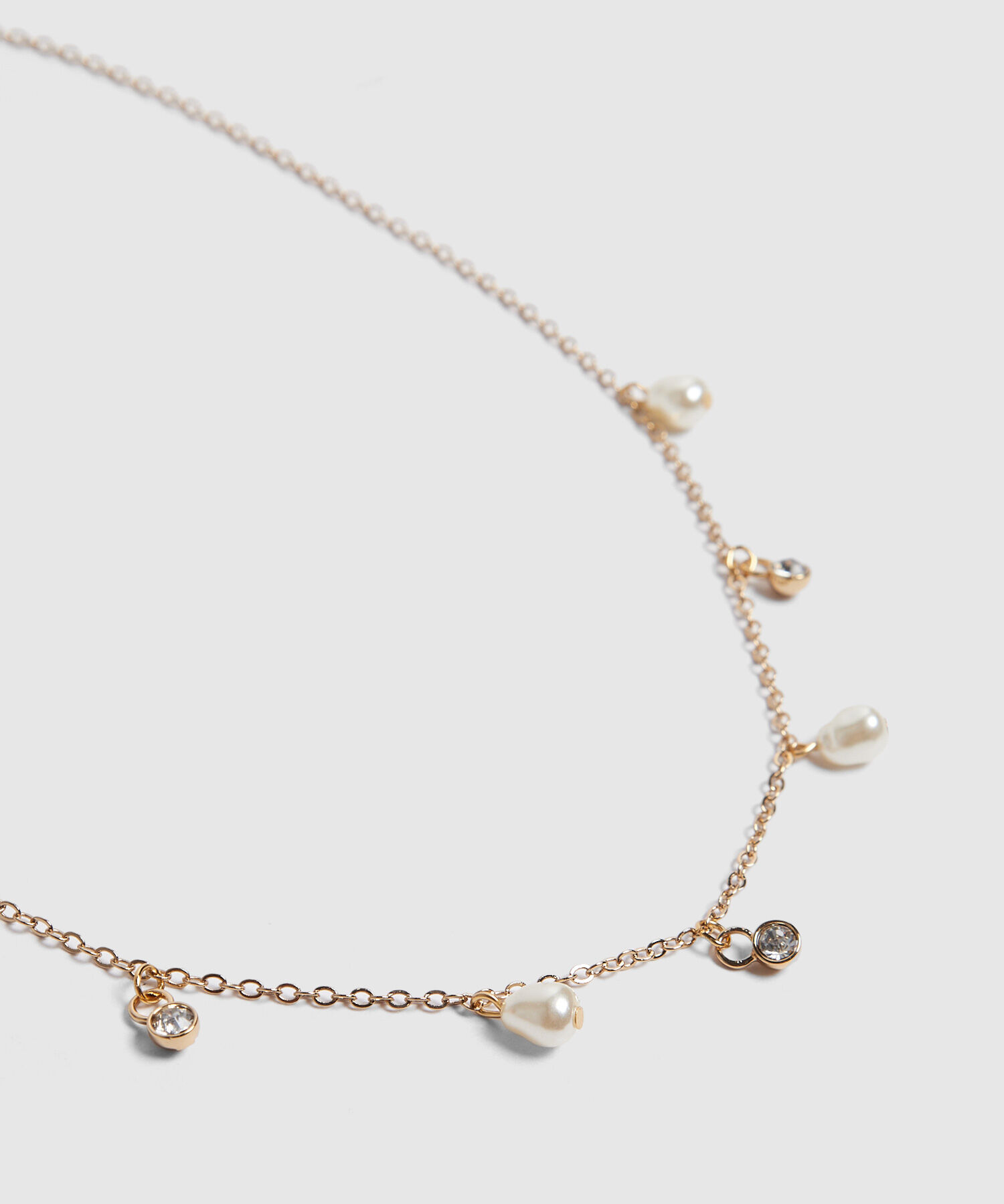 Set de accesorios dorados con perlas