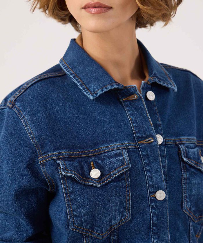 Chaqueta trucker en tono azul oscuro 