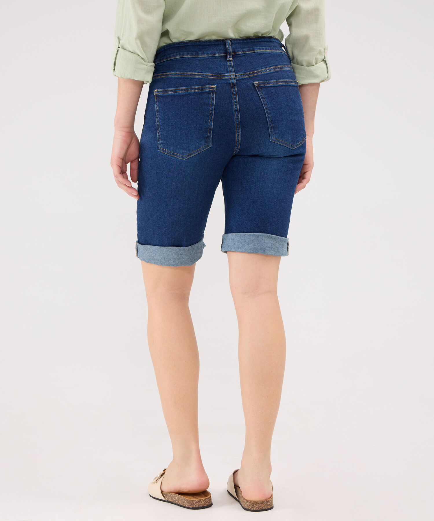 Bermuda Larga Con Roll Up Tono Azul Oscuro