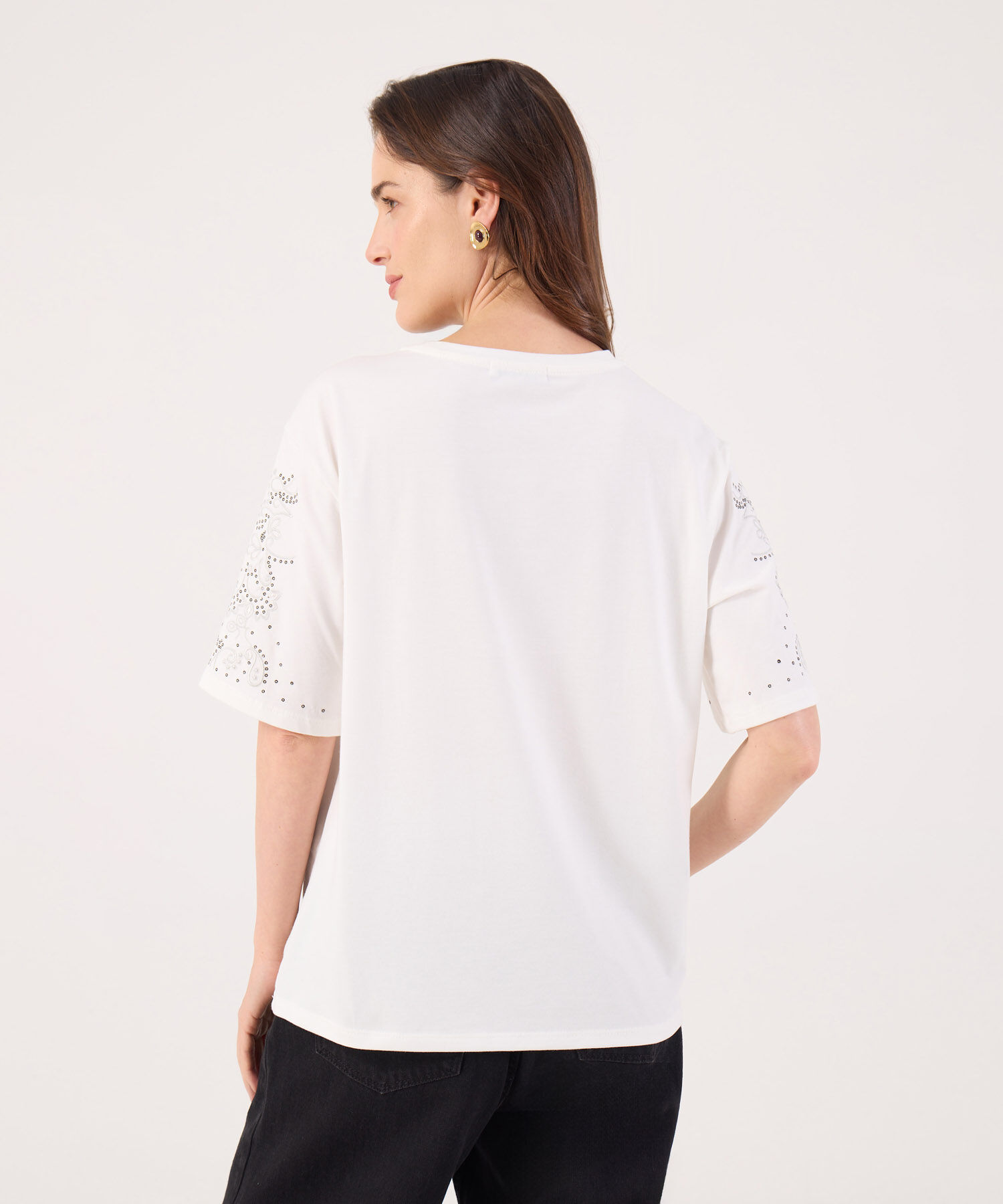 Camiseta Unicolor Con Bordado En Mangas 