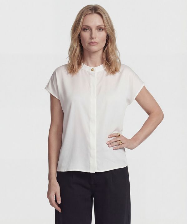 Blusa Unicolor Con Detalle  image number null