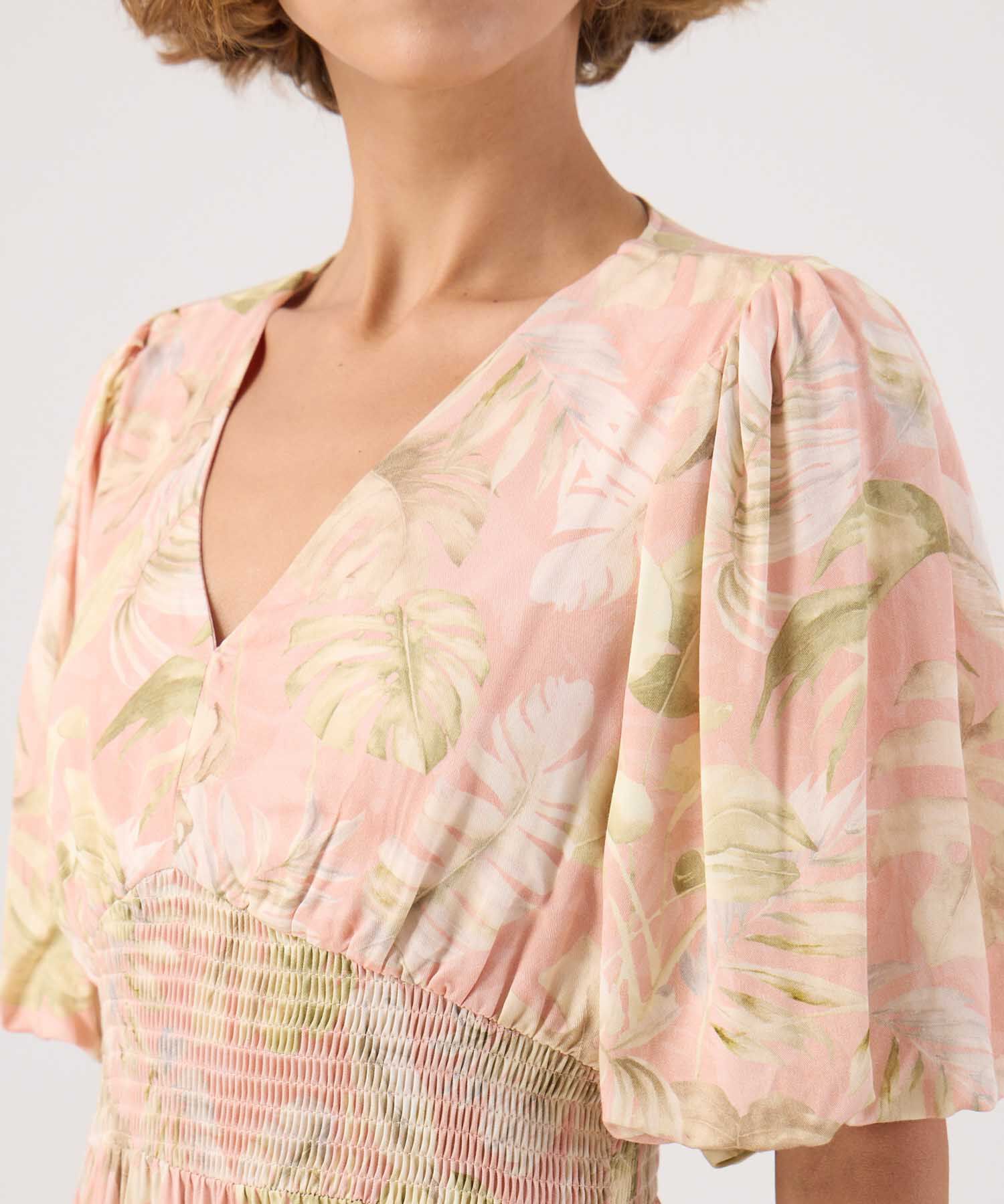 Vestido estampado con fruncido en cintura 