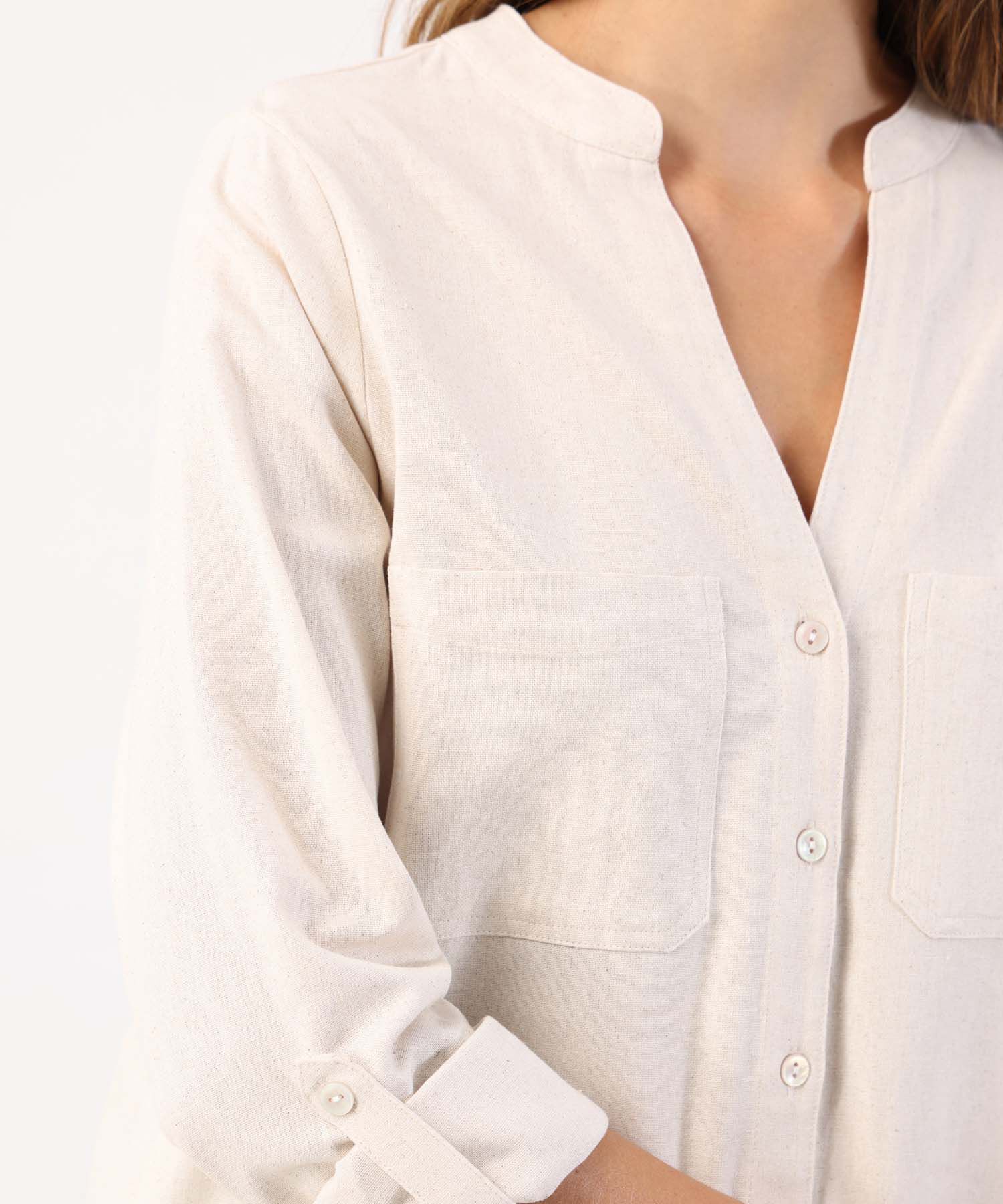 Blusa de Cuello Ner&uacute; con Doble Bolsillo