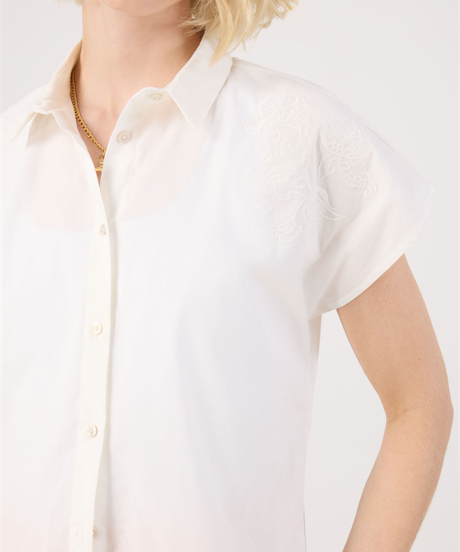 Camisa Unicolor Bordada En Hombros