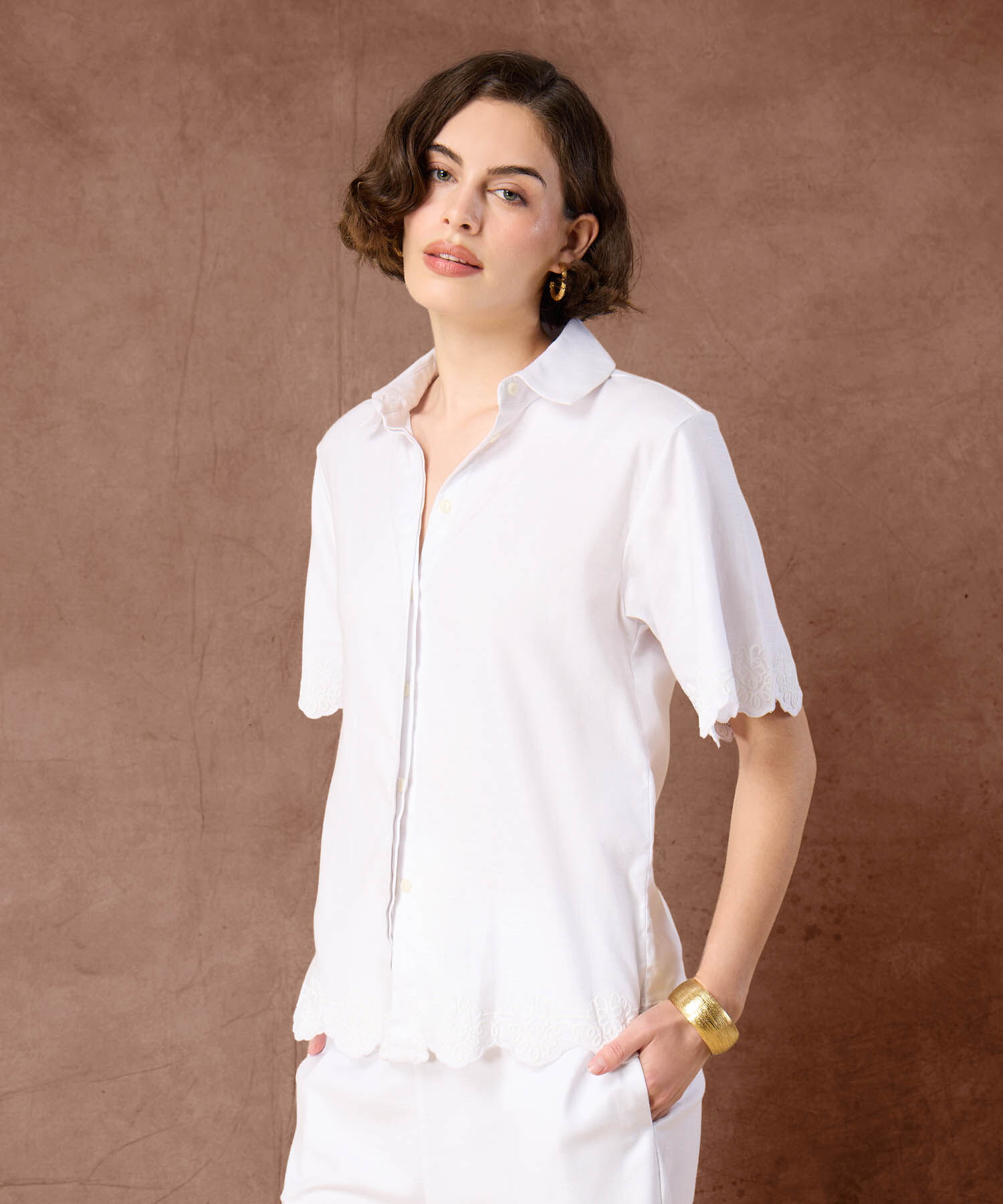 Camisa Blanca Manga Corta Borde Ondulado
