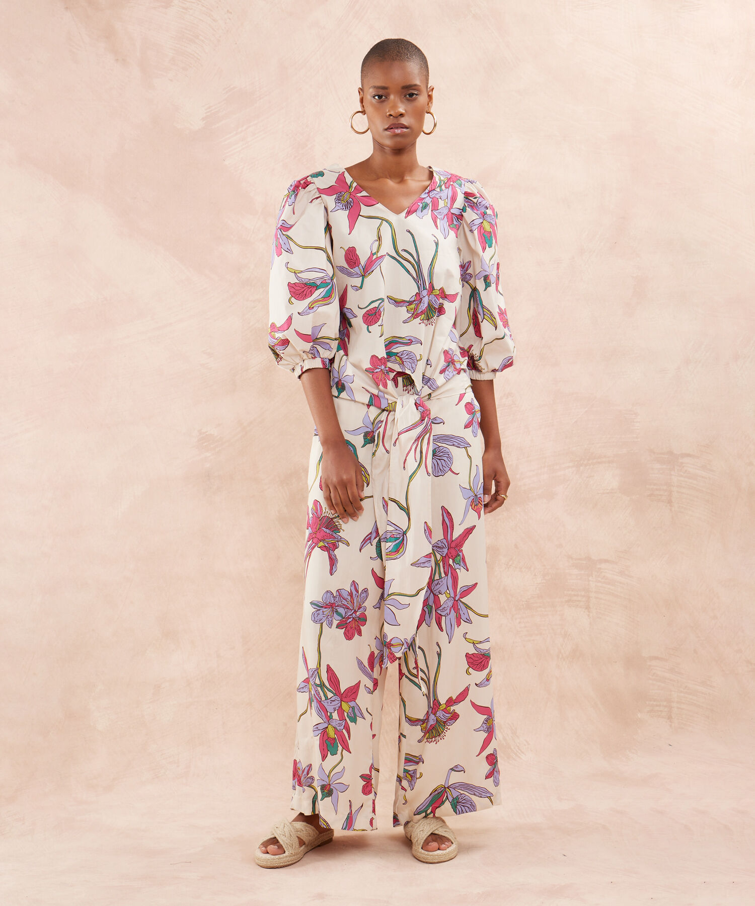 Blusa Manga Tres Cuartos Estampada, Con Cinturon Envolvente En Cintura.