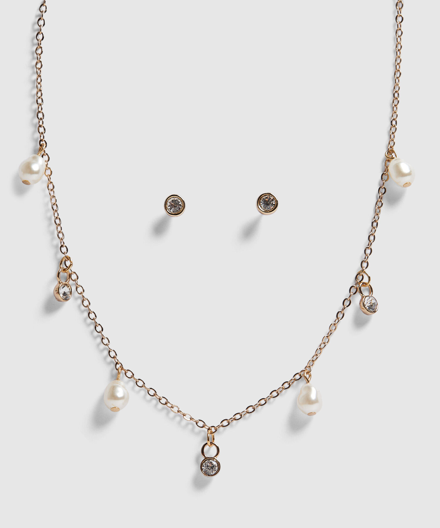 Set de accesorios dorados con perlas