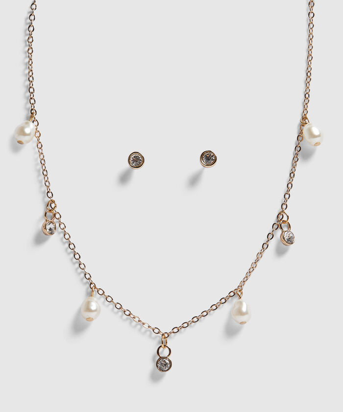 Set de accesorios dorados con perlas