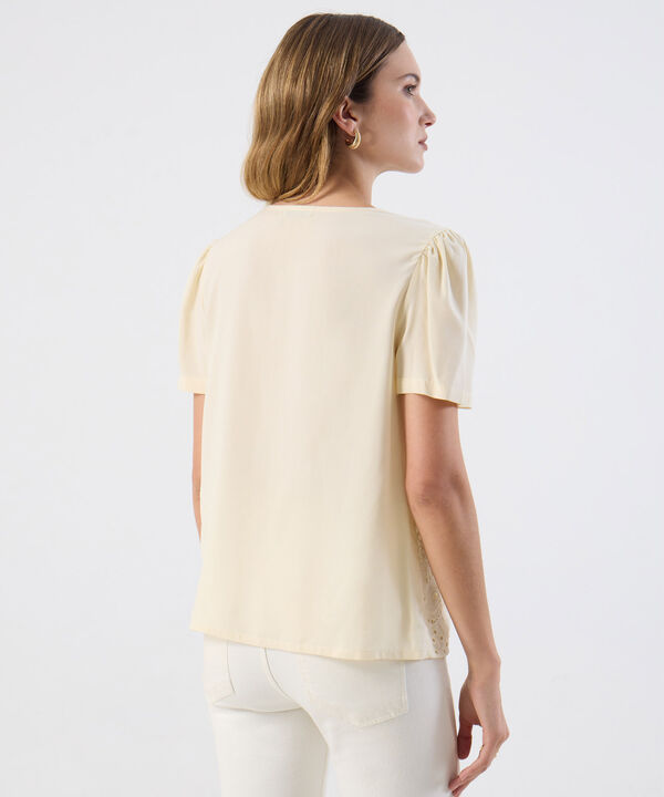 Blusa De Mujer Con Acabado Calado Y Cierre