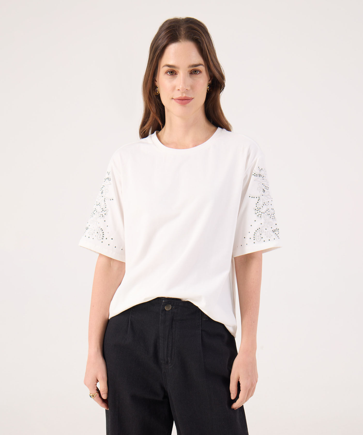 Camiseta Unicolor Con Bordado En Mangas 