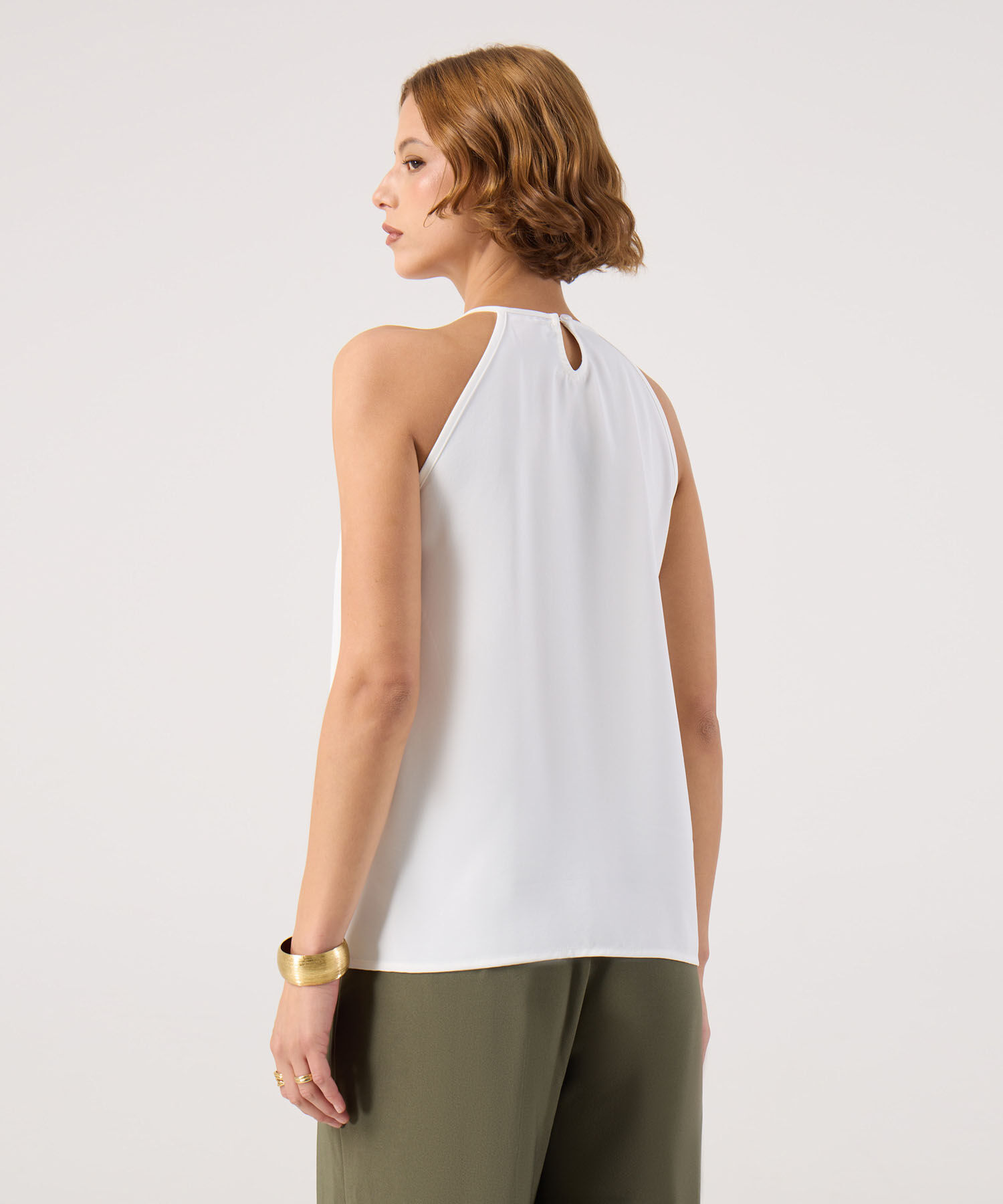 Blusa unicolor con detalle en hombro 