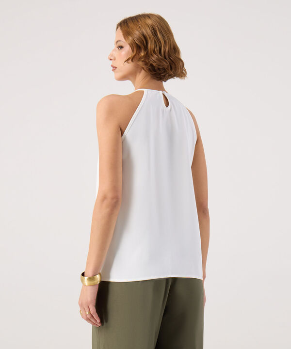 Blusa unicolor con detalle en hombro 