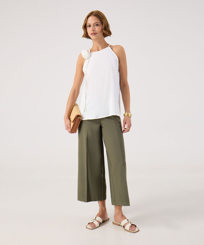 Blusa unicolor con detalle en hombro 